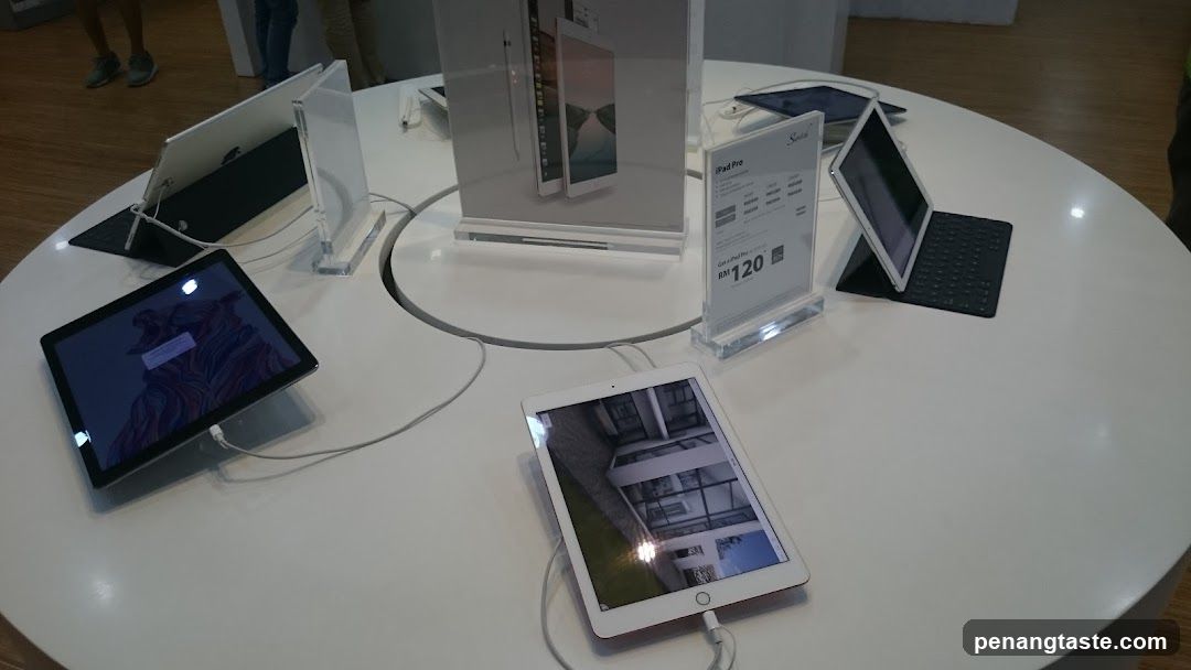 Retail Display of Tablets