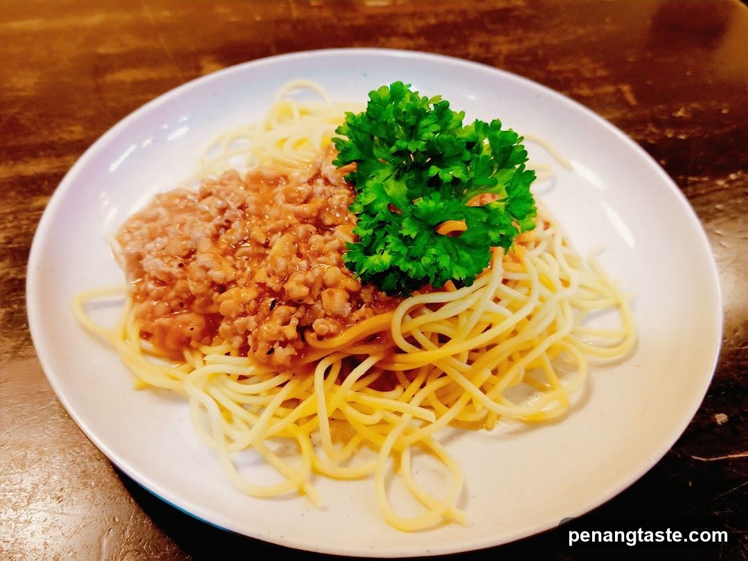 Spaghetti with meat sauce and parsley
