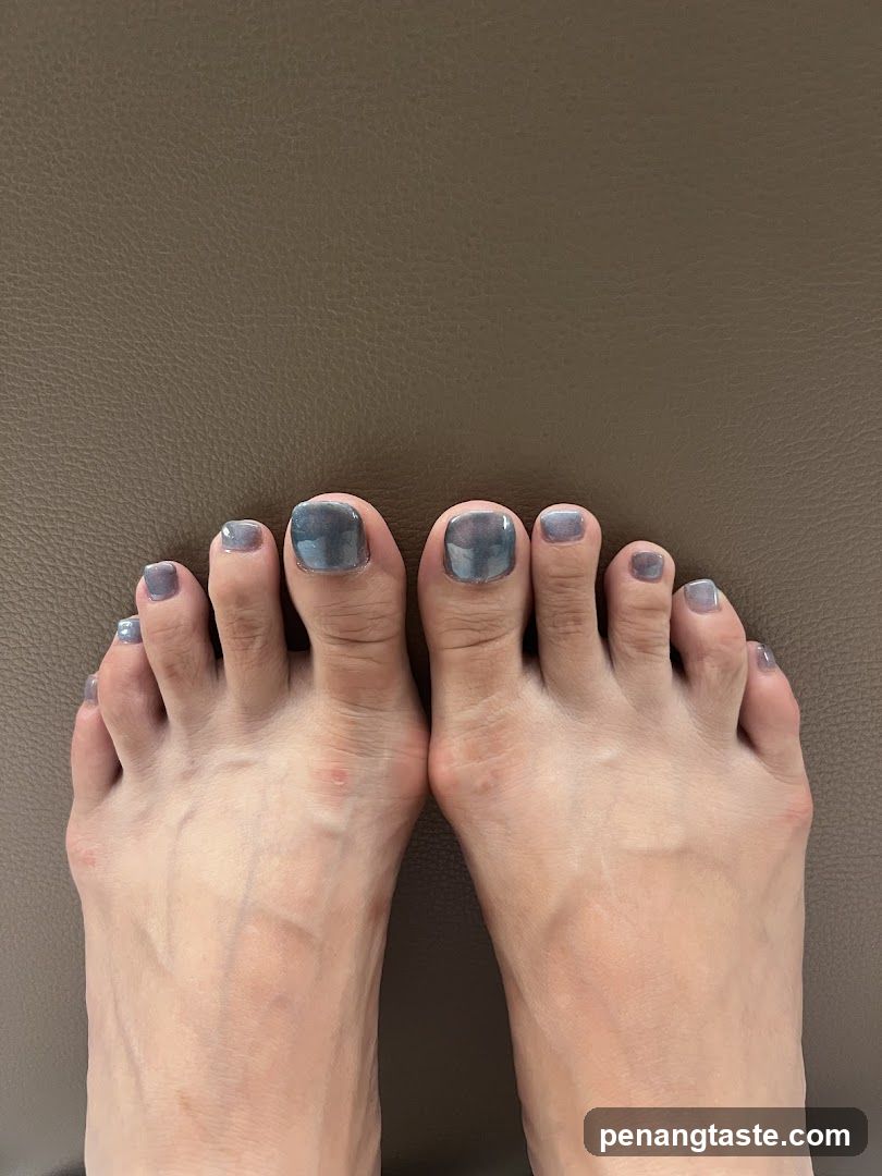 Foot nails with gray polish
