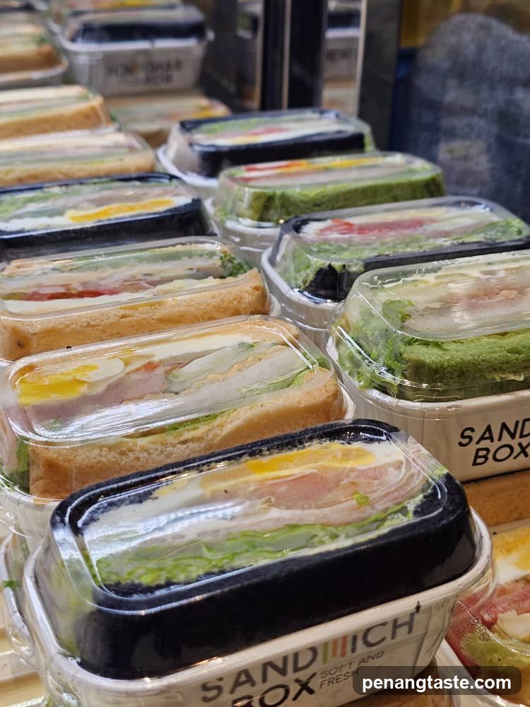 Sandwiches in display containers