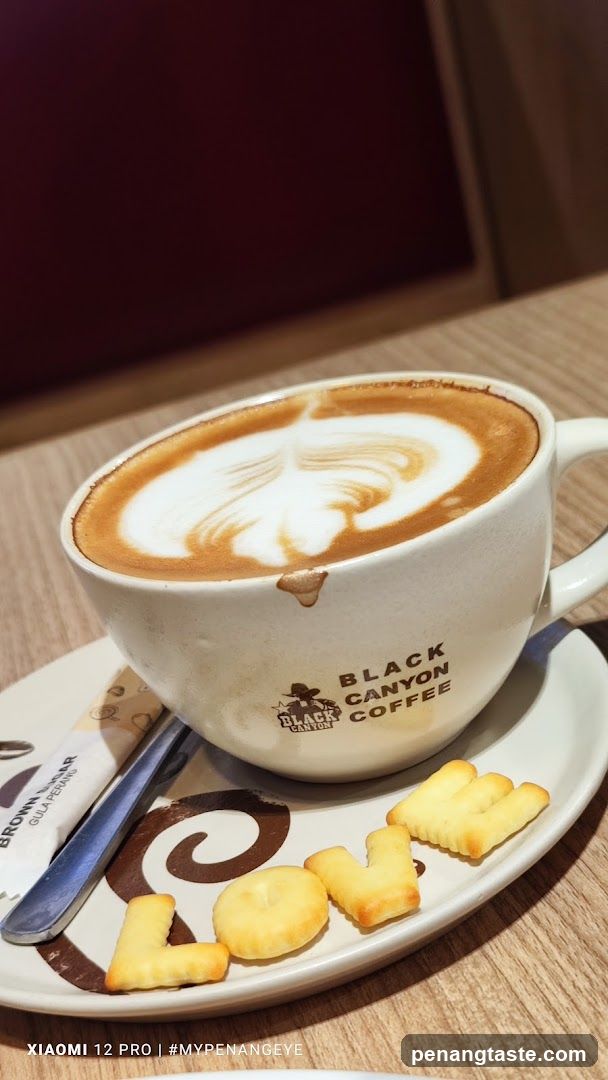 Black Canyon Coffee Latte with Cracker