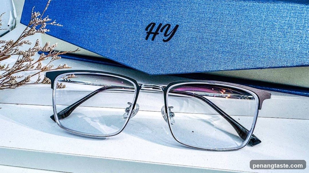 Eyeglasses Display