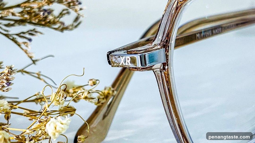 Eyeglasses with dried flowers