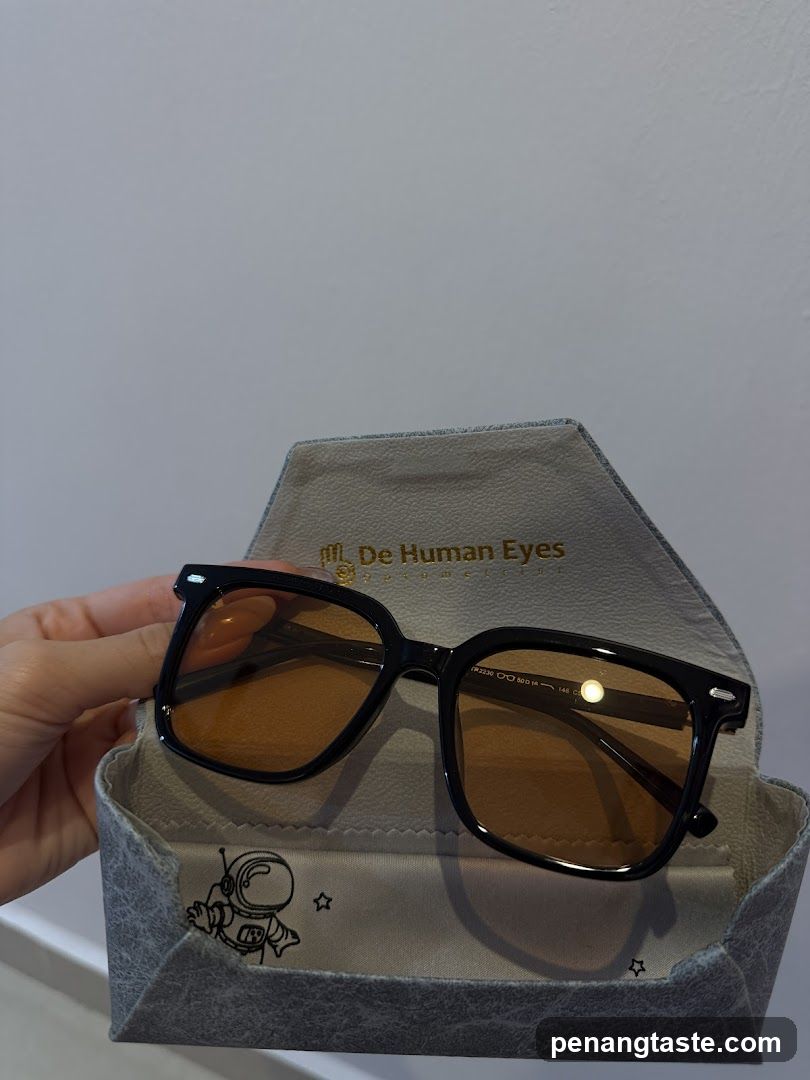 De Human Eyes Sunglasses in Case