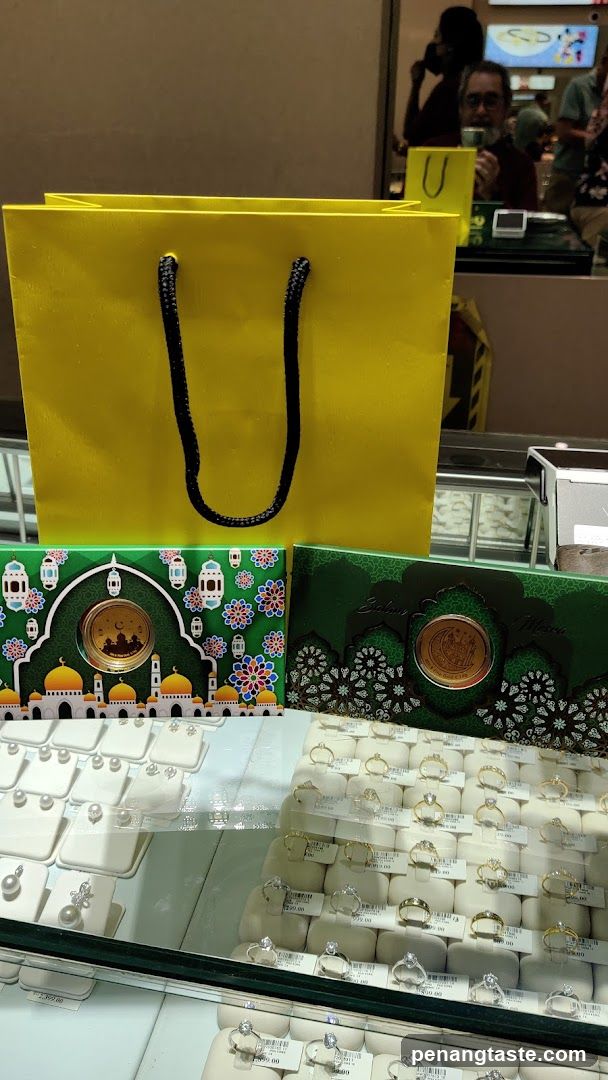 Jewelry Display with Gift Bags