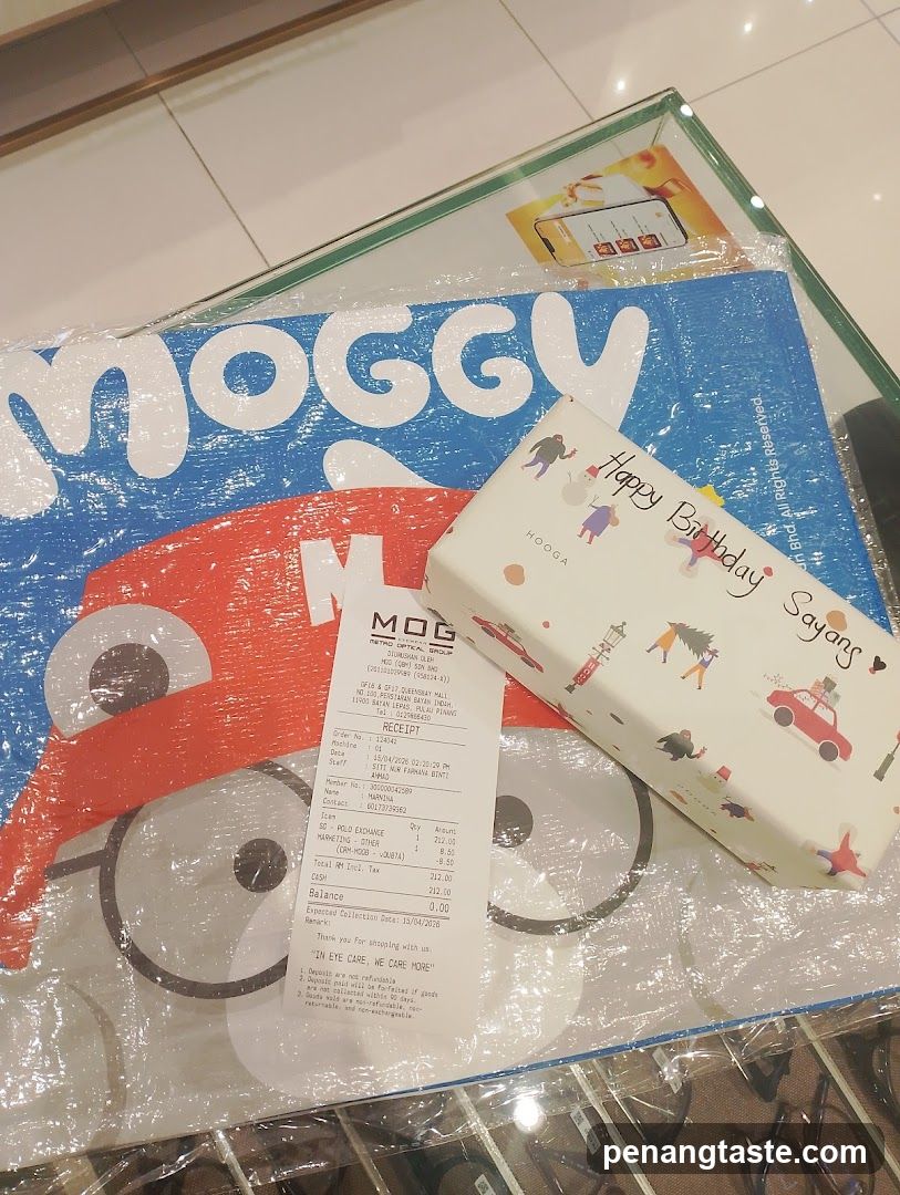 MOGGY Store Interior Display
