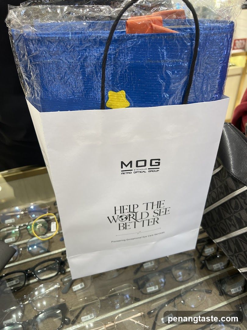 MOG Shopping Bag with Glasses Display