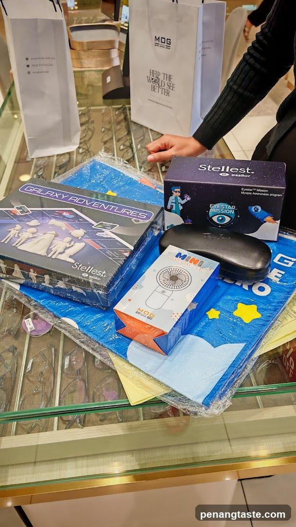 Stellest Eyewear Products Display