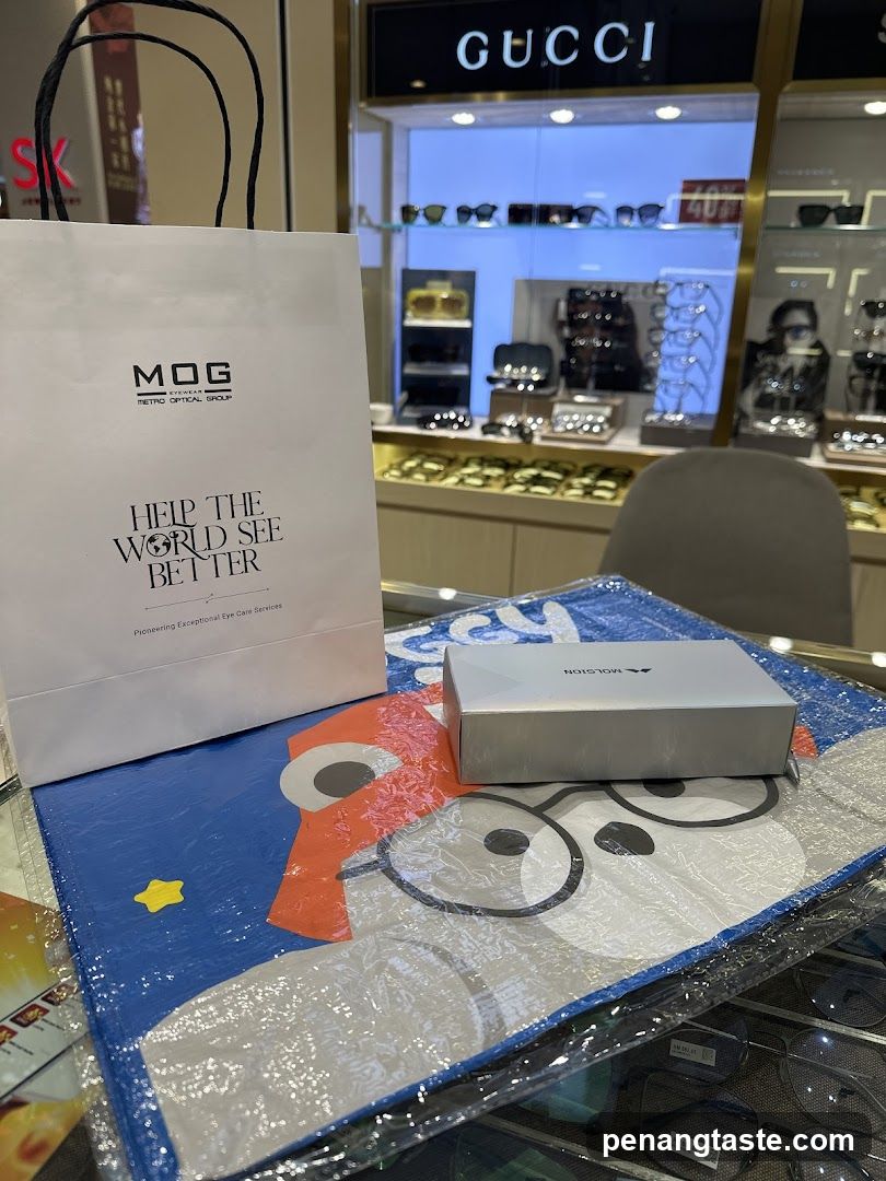 MOG Optical Shop Interior Display