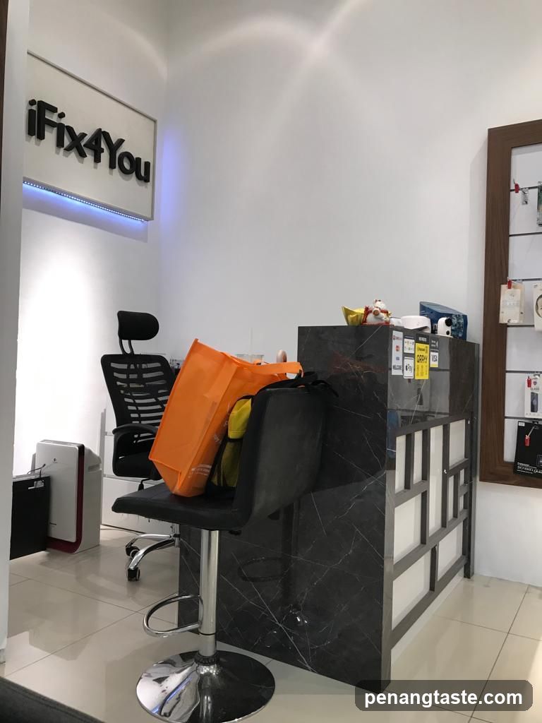 iFix4You Store Interior