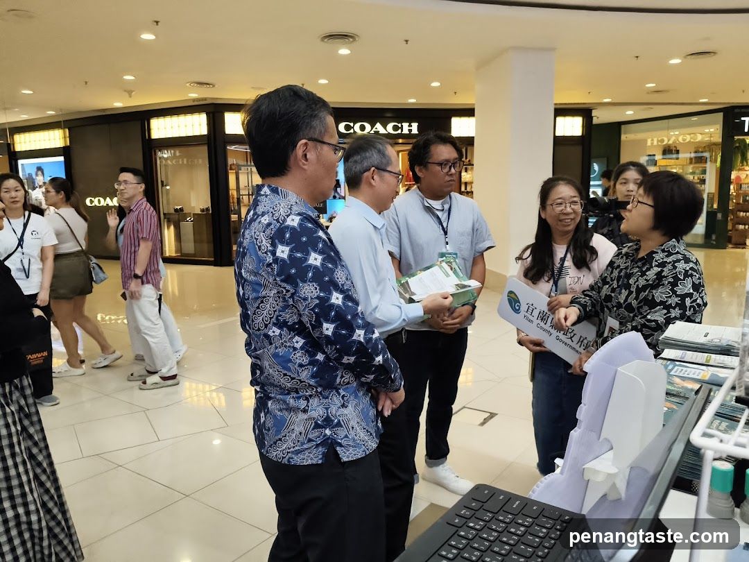 Group discussion in mall