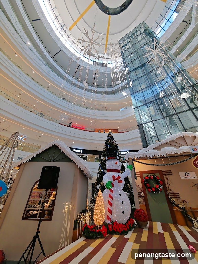 Christmas Decor in Shopping Mall