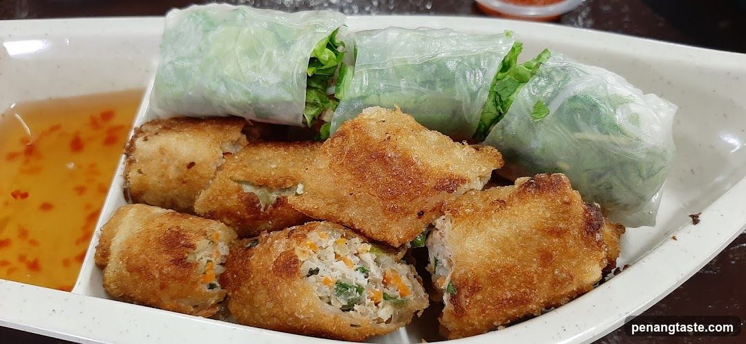 Fried Spring Rolls and Fresh Spring Rolls with Chili Sauce