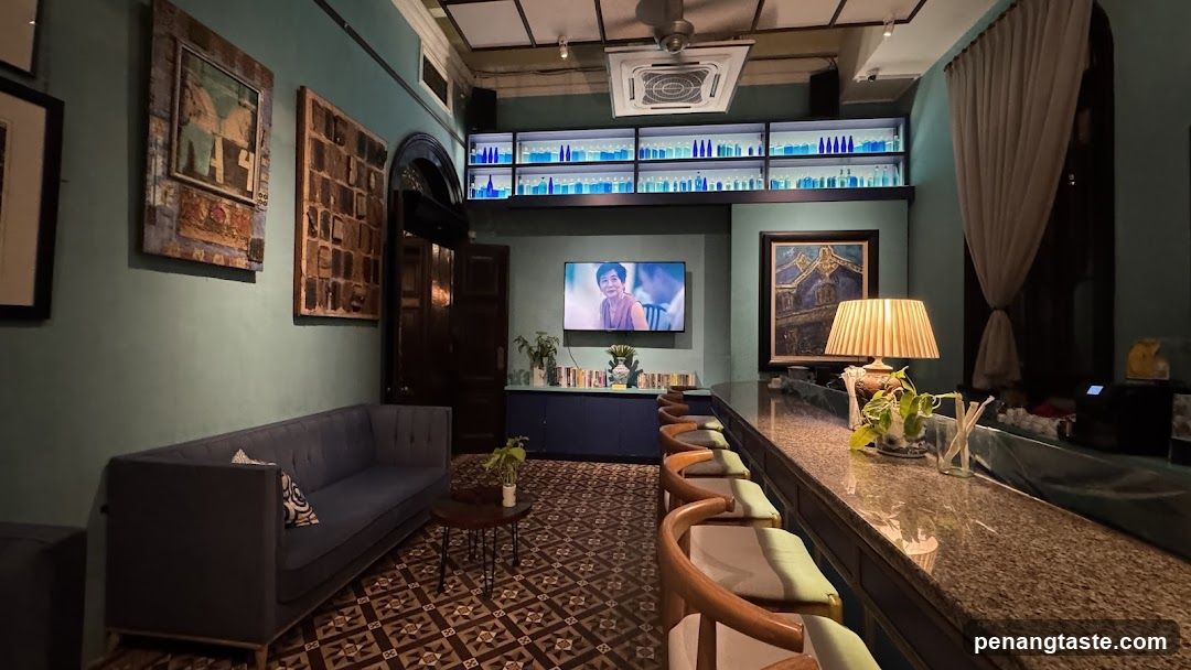 Interior Lounge with Bar and TV