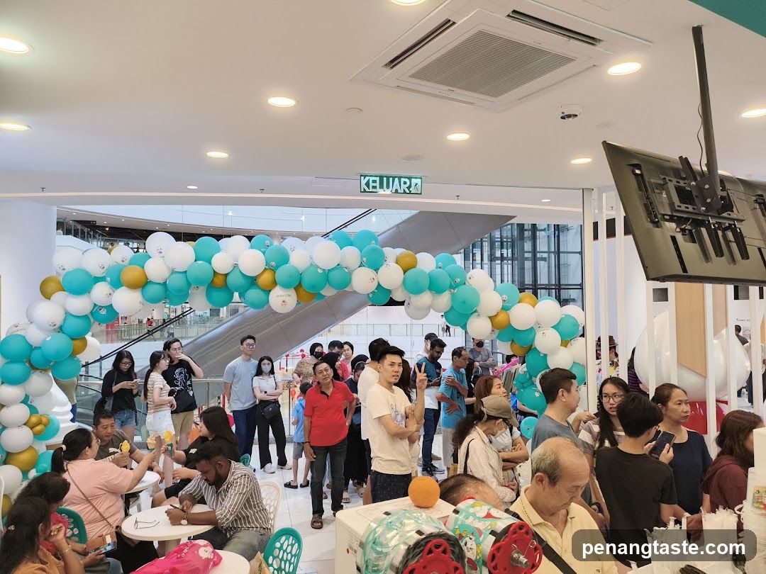 Balloon Arch Event in Mall