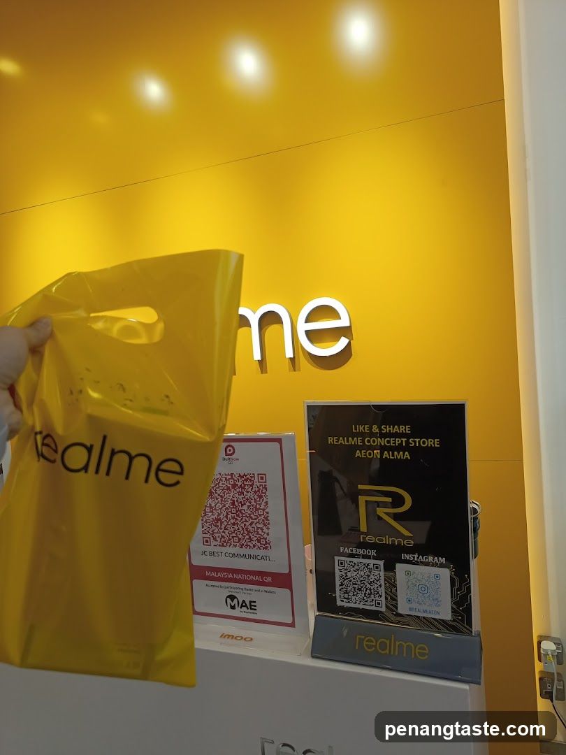 realme store interior display