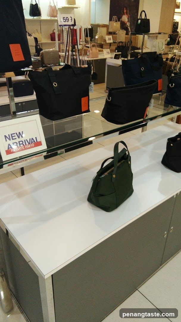 BAG DISPLAY IN RETAIL STORE