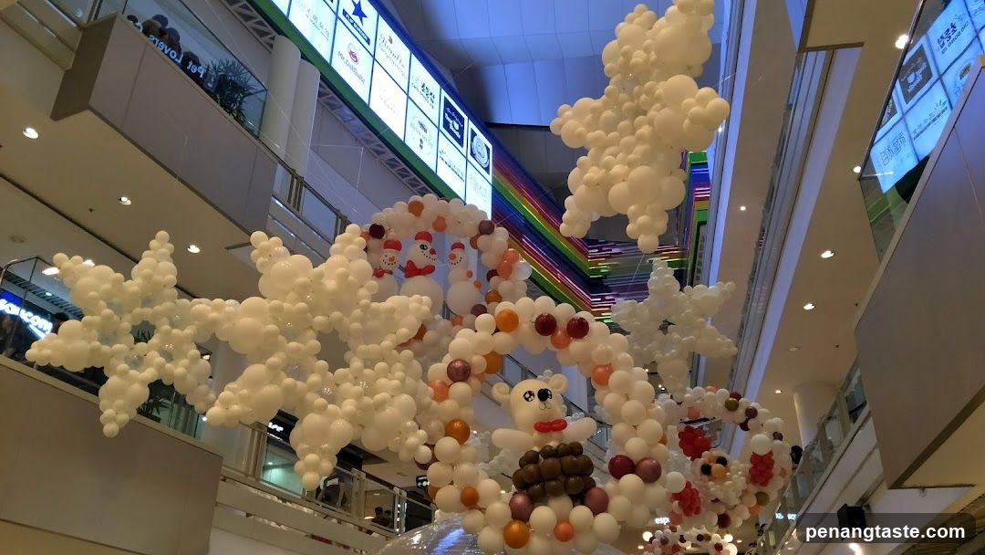 Balloon Decoration in Mall Interior