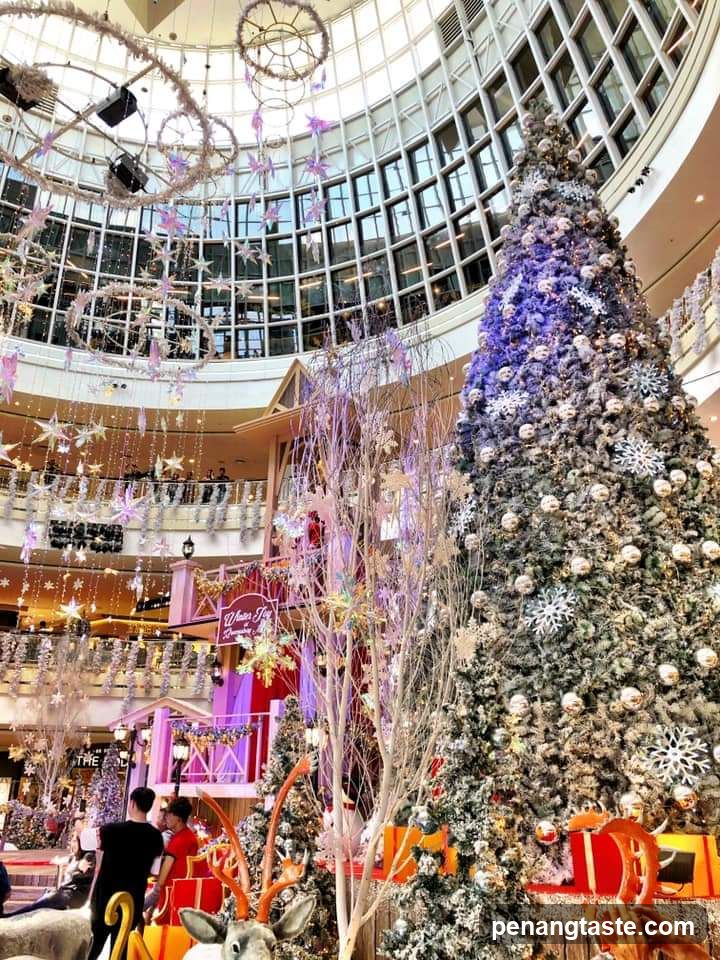 Christmas Tree in Shopping Mall