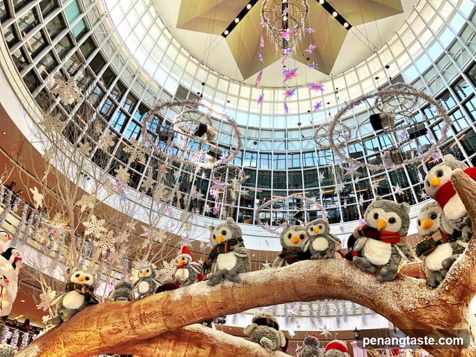 Christmas Owl Display in Shopping Mall