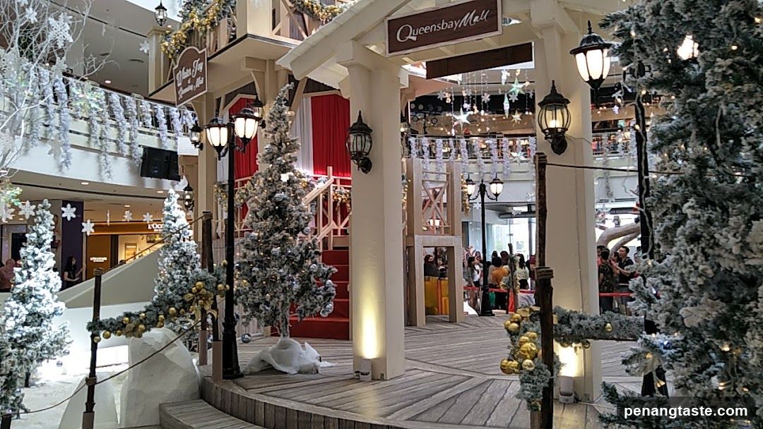 Christmas Decor at Queensbay Mall