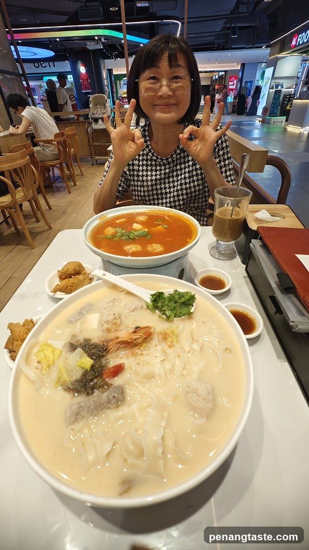 Food photo in mall dining area