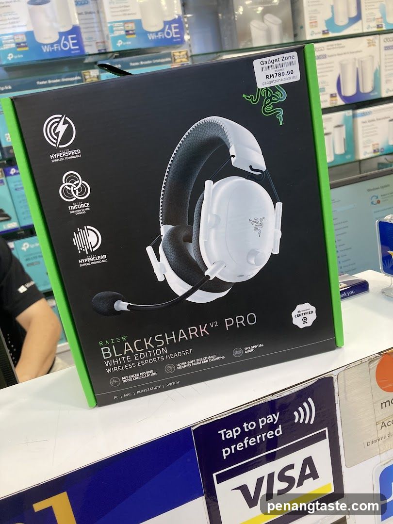 Razer BlackShark V2 Pro White Edition Headset Display