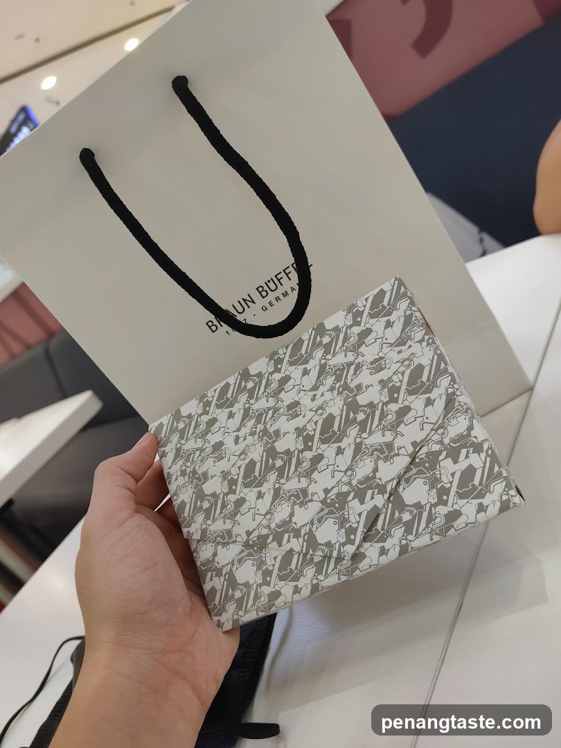 Shopping bag with patterned item