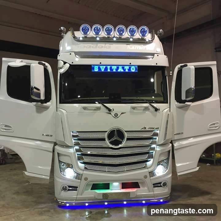 Customized Mercedes Truck with LED Lights