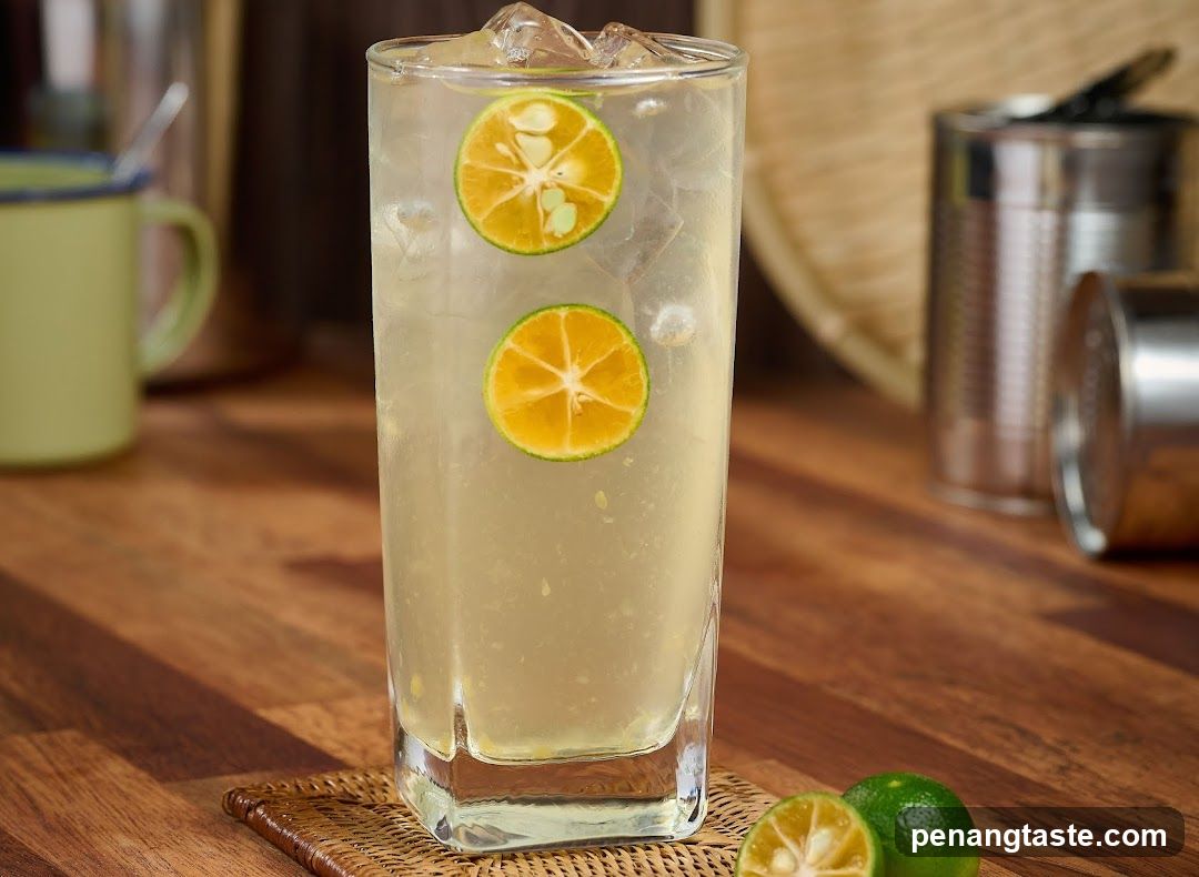 Lemonade with Lime Slices