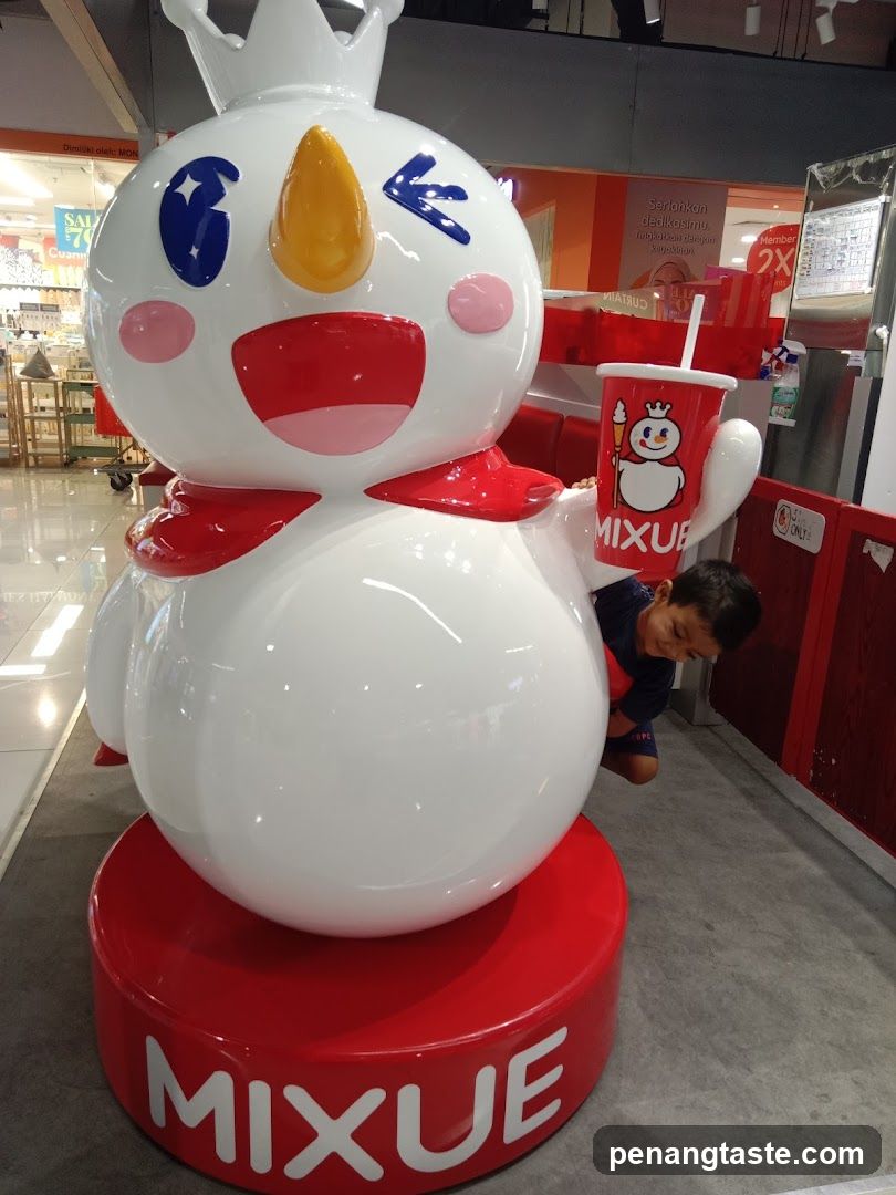 MIXUE Snowman Display