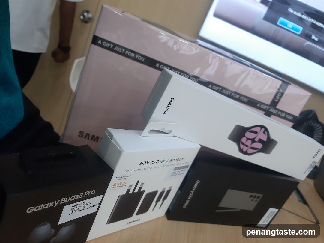 Electronics and Accessories Display