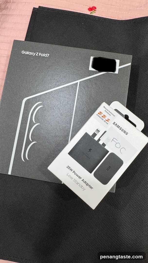 Galaxy Z Fold7 Box and Charger