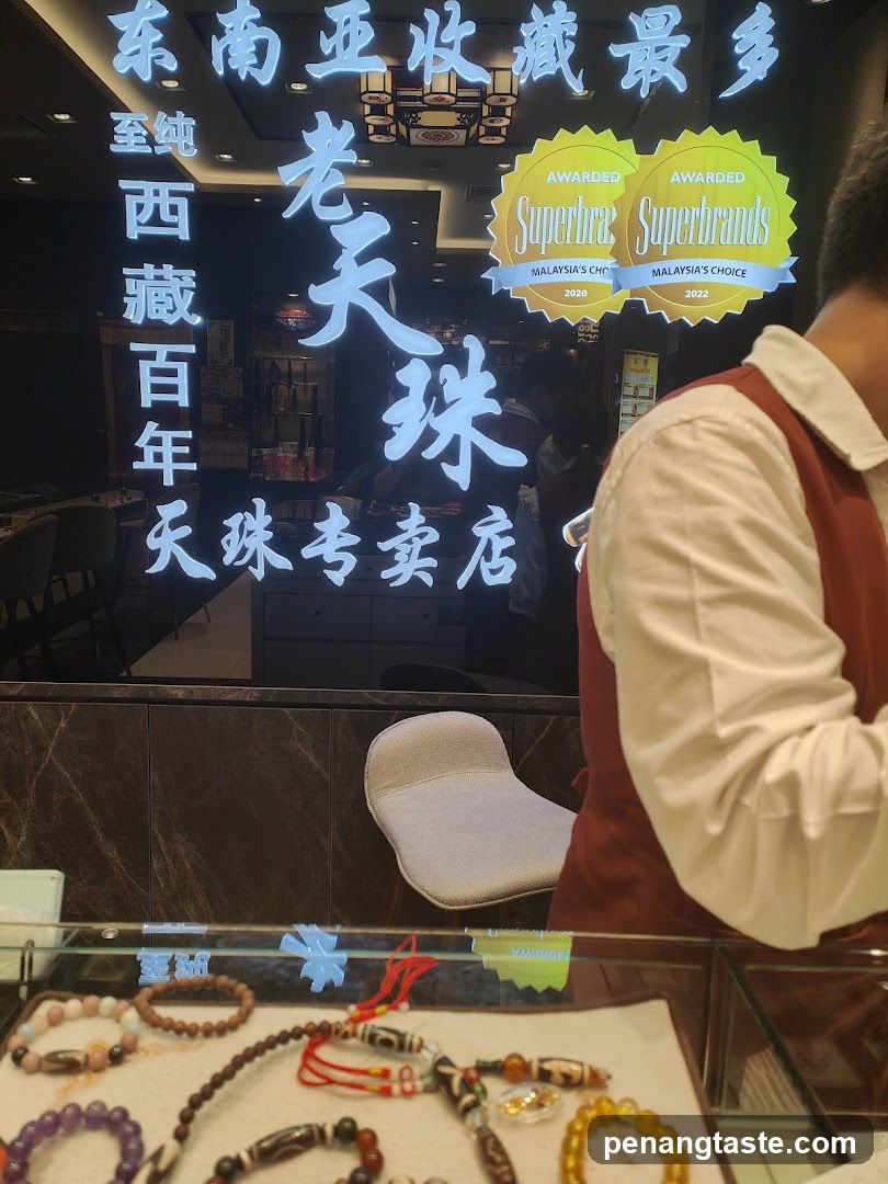 Jewelry Store Interior Display