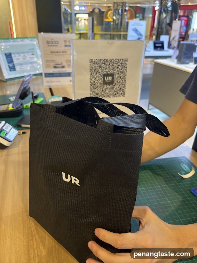 UR Shopping Bag Display
