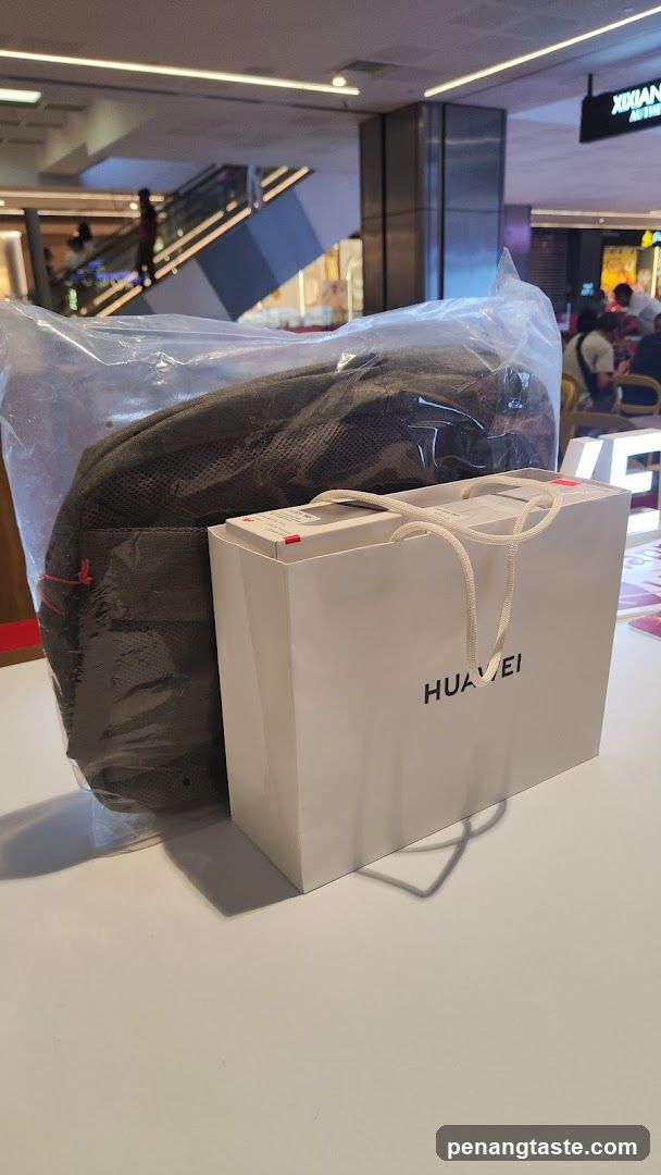 Huawei Shopping Bag and Backpack in Mall