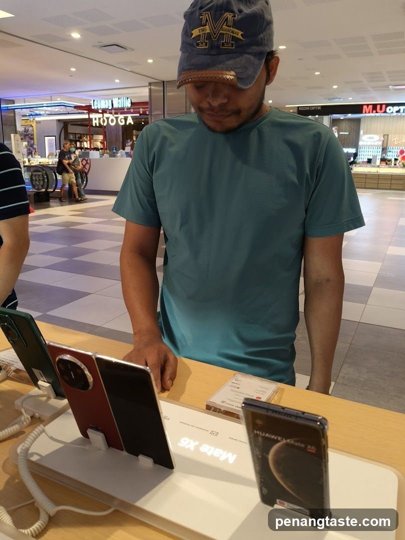 Phone Display in Mall