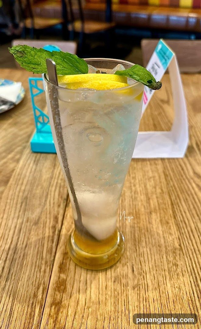 Iced Lemonade with Mint and Lemon Slice