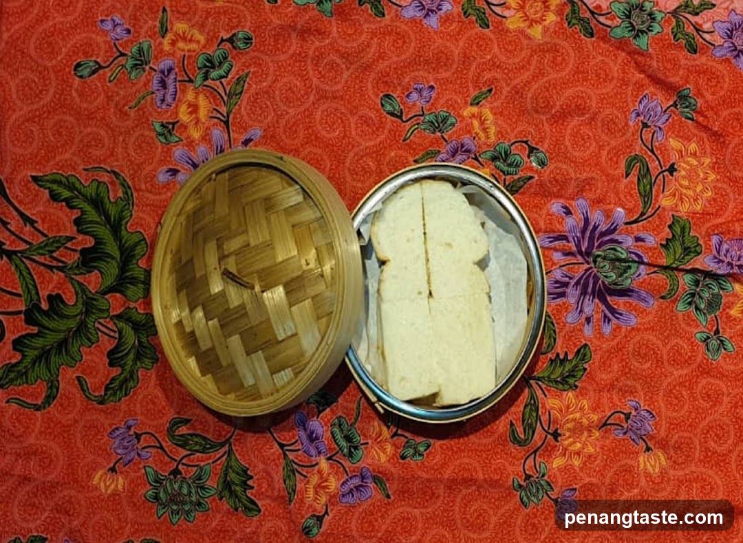 Bamboo Steamer with Bread