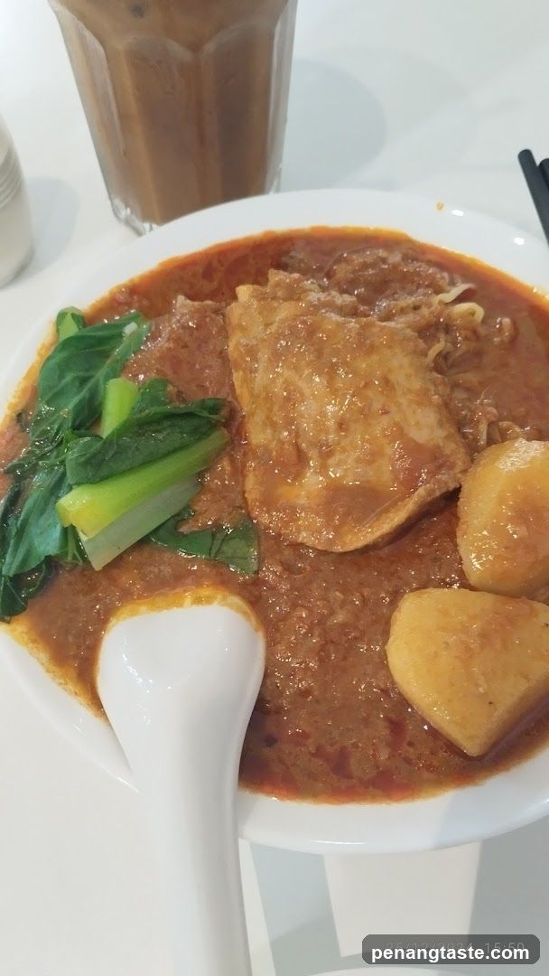 Curry Noodle Dish with Vegetables and Drink