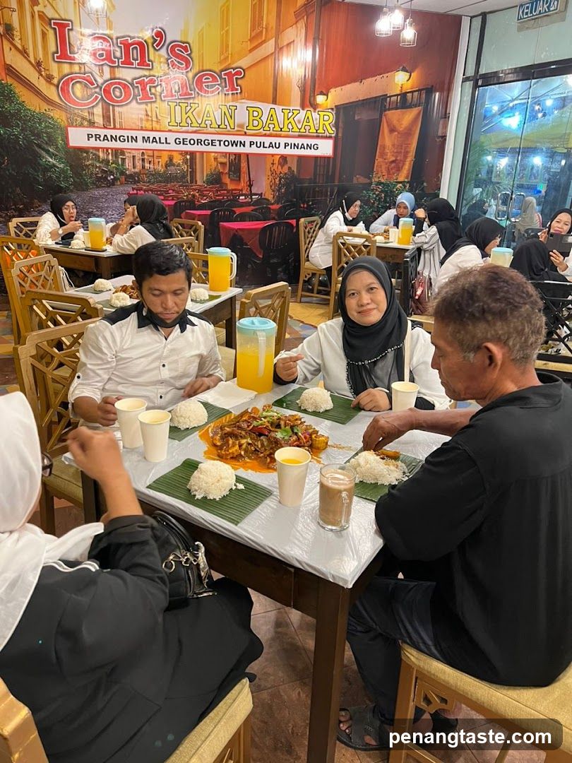 Lan's Corner Interior Dining Scene