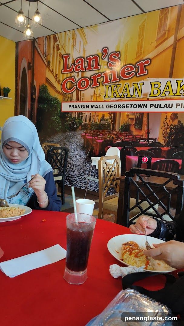 Diners at Lan's Corner Restaurant