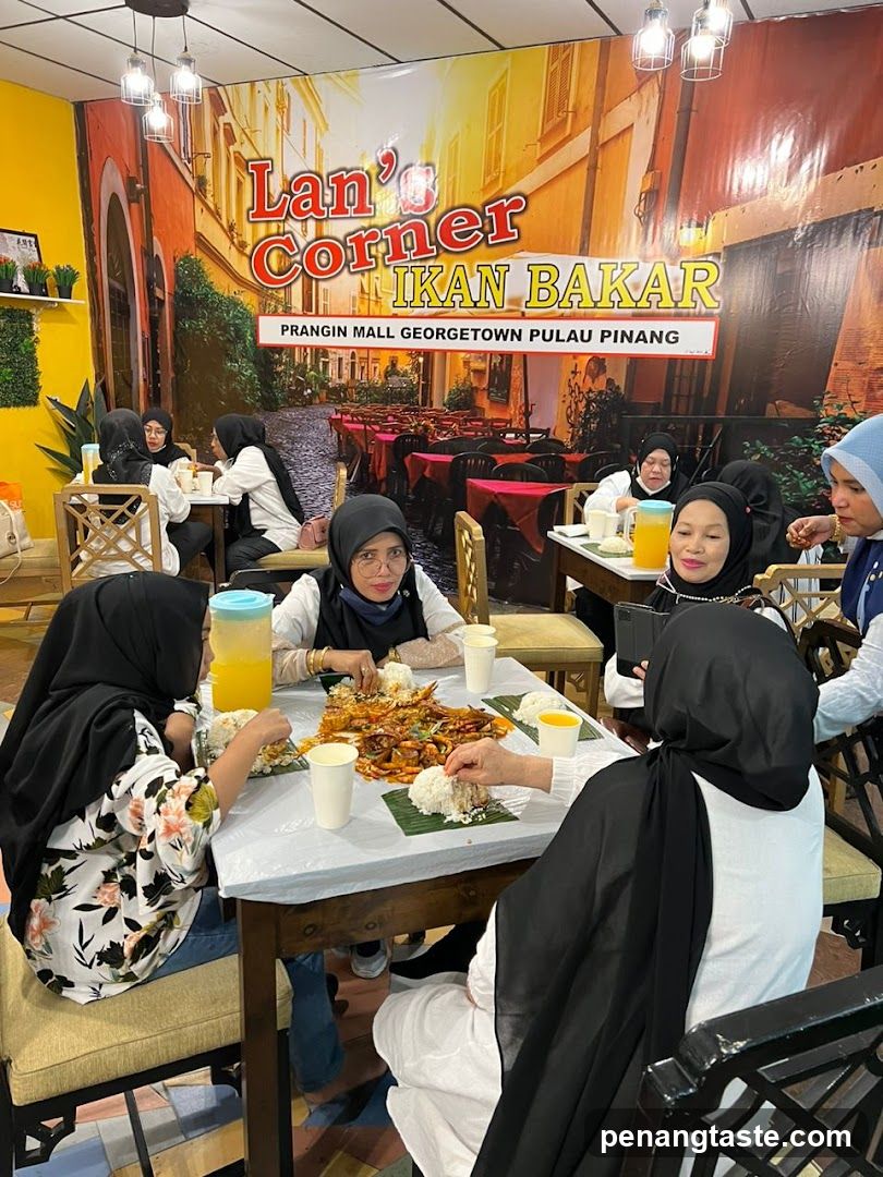 Lan's Corner - Ikan Bakar Dining Scene
