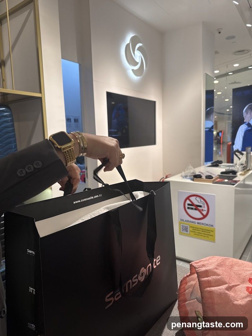 Shopping Bag with Samsonite Branding