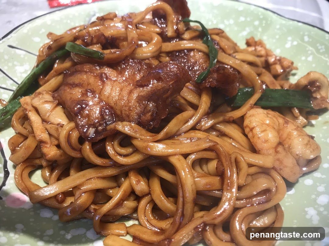 Stir-fried Noodles with Meat and Shrimp