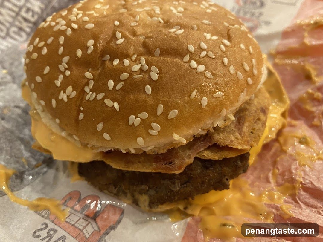 Cheeseburger with Bacon and Sauce