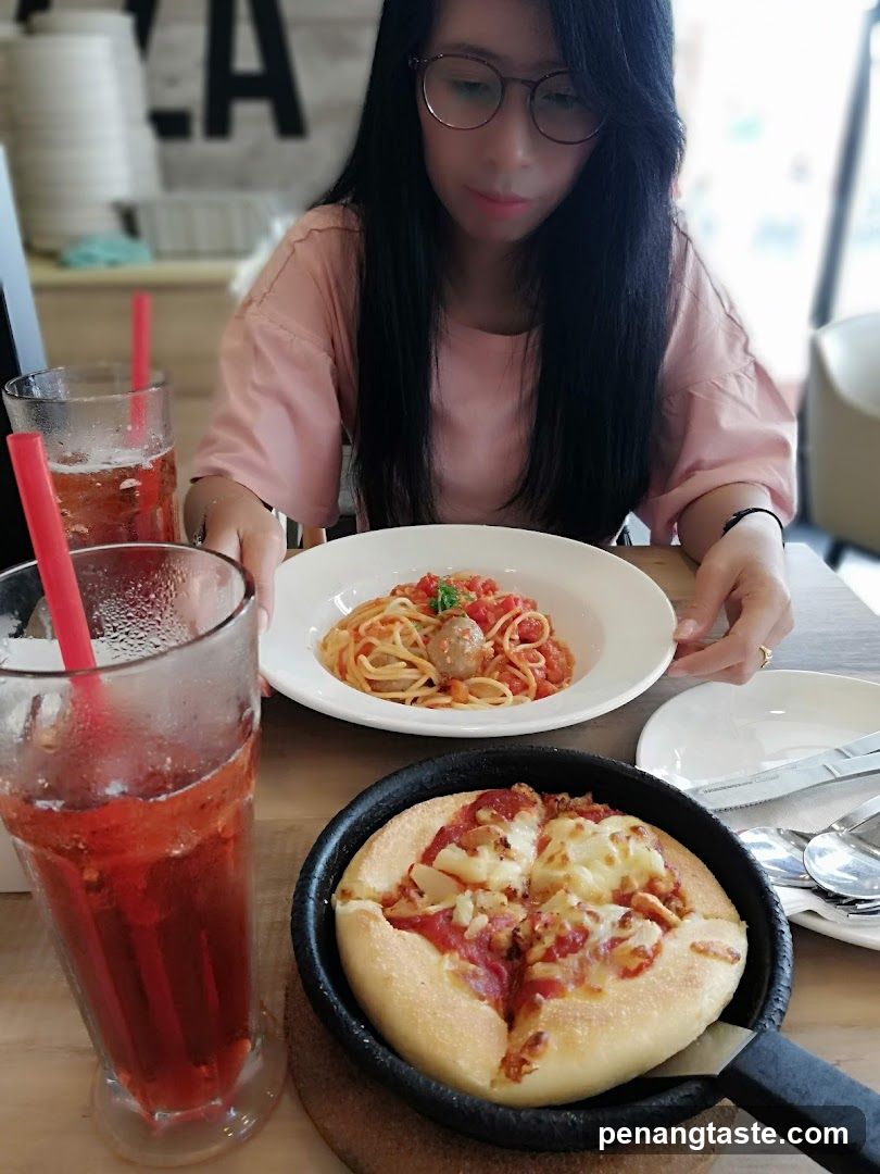 Dining at a cafe with pasta and pizza