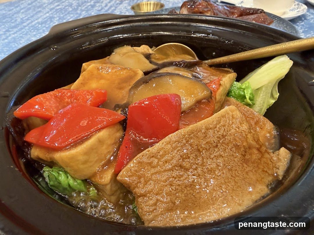 Sautéed Tofu with Red Peppers and Mushrooms in Clay Pot