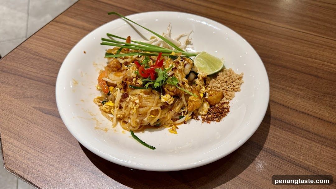 Pad Thai with Garnishes
