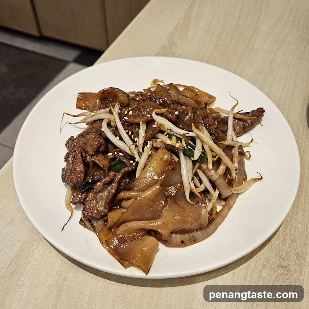 Stir-fried noodles with beef and bean sprouts